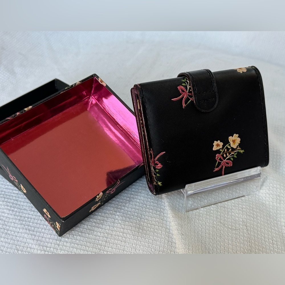 Coach Trifold Leather Wallet with Matching Box with Gold Lettering NWT! - Picture 5 of 16